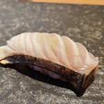 Sushi Senzu Honten - ④炙り鰆、酢橘果汁掛け、藻塩載せ
                        ガスバーナーで炙ってあり、加熱して脂の旨みを引き出していますが、産卵期なので脂のり自体は控えめ