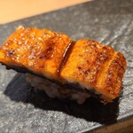 鮨仙酢 本店 - ⑪鰻
            皮はパリパリでなくバリバリ、なかなかの硬さ
            「蒸し→焼き」ではなく直焼き
            甘みのある濃いタレ、鰻の脂とのバランスを取っています