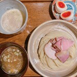 Aida ya - つけ汁2種 味玉つけめん(麺少なめ)/1,400
      魚介豚骨、にんにく醤油