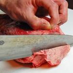 こたつ - お肉はひとつひとつ心を込めて、毎日丁寧なかくし包丁で切ります。
