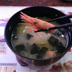 無料みそ汁。エビの頭が入っています。