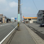 県道30号線です。向こうに店の看板が見えます。