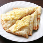 Khana Pina  - チーズたっぷり焼き立てのナン