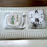 虎ノ門 岡埜榮泉 新宿タカシマヤ店 - 右・豆大福
                                左・茶通