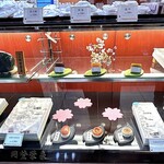 虎ノ門 岡埜榮泉 - ショーケース