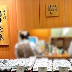 虎ノ門 岡埜榮泉 - ショーケース上にも沢山の商品が並んでいる