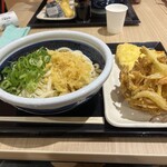 Marugame Seimen - ぶっかけうどん特盛冷　野菜かき揚げと黄金かれい天