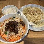 希須林 - ⭐️担々つけ麺(太麺300g)¥1.150
      　※辛さ3段階(中辛)
      　※ご飯無料(お代わりも無料)
      　※土日限定
      　※野菜多め可能