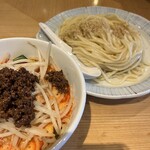 希須林 - ⭐️担々つけ麺(太麺300g)¥1.150
      　※辛さ3段階(中辛)
      　※ご飯無料(お代わりも無料)
      　※土日限定
      　※野菜多め可能