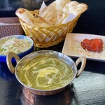 カリガンダキ - ランチのBコース。カレーは日替わりのほうれん草チキン