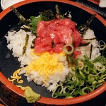 Shunno Sachi - 令和6年5月 ランチタイム(11:30〜14:00)
                      本マグロ中落ち丼 税込850円
                      サラダ、みそ汁、冷奴、漬けもの付