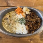 カレー屋 ヒゲめがね - (左)バターチキン＆パキスタン(右)