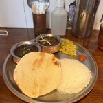 Shiva curry wara - チキンビンダルー左　スモークペッパーポーク右