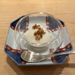 鮨 一二郎 - 春一番！新玉ねぎのブランマンジェ。下には新玉ねぎの黒酢ソース。上には新玉ねぎのオニオンフライをトッピング。新玉ねぎの甘さがまるでスイーツのよう。