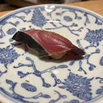 Sushi Ichijirou - 出ました！和歌山県すさみのケンケン鰹！『初鰹、女房質に入れても食え』と言う江戸の名言があるくらい美味！まだ脂が乗りきっていない若い鰹の上品な脂が好き♥️