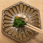 鮨 一二郎 - 先付は、アオリイカ、蜜柑、菜の花。鮮やかな緑が春を連れてきます！