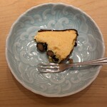 鮨 一二郎 - デザートも手作り。黒豆のバスクチーズケーキ。甘さ控えめで和菓子のよう。