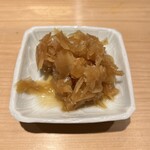 鮨 一二郎 - 一二郎さんのガリは刻みタイプ。シャリと同じ赤酢漬け。