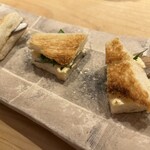 鮨 一二郎 - サクッとトーストした薄切りの食パンが、締めたコハダと青葉によく合います(๑'ڡ'๑)୨