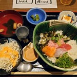 つた家 - 令和6年5月 ランチタイム(11:30〜14:00)
海鮮丼定食 税込700円
サラダ、お吸い物、冷奴、漬けもの、食後のアイスティー付