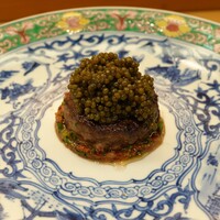 美会 - 和牛のラープ、キャビア乗せ