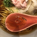 麺道麒麟児 - 鶏と鴨の清湯と醤油のスープ