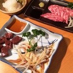 上田屋 - 馬のレバ刺しと牛刺し