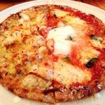 ピッツァ（ズワイガニ・長ネギ・アンチョビ・カラスミとマルゲリータのハーフ＆ハーフ）