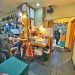 魚や 翻車魚丸 - 内観(カウンター席と厨房方向)