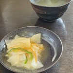 Ouro Ji - 大根の漬物、お茶