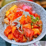 魚や 翻車魚丸 - まかない漁師丼ハーフ + うなぎ蒲焼き丼ハーフセット¥1,800(税込) の「まかない漁師丼ハーフ」