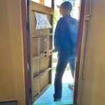 魚や 翻車魚丸 - ランチタイムは出口専用の第二出入口(店内側)