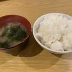 Teppanyaki Suteki Ookuni - 美味しいご飯と味噌汁です