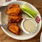 バブルオーバー - バッファローウイング　ブルーチーズソース＆セロリ　手羽中ですな。すっぱくて辛くて臭い(*´з`)　また頼むよきっと