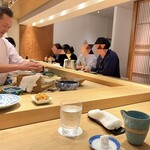 鮨 一二郎 - 集うお客様は宮井大将の朗らかなお人柄のファンです✩⋆*॰¨̮⋆｡˚