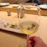 鮨 一二郎 - そしてコハダサンドには白ワインでしょ！(　ﾟдﾟ)ﾝﾏｯ!