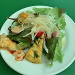 Rakuchinerradhiyamamoto - 前菜はピザ、オムレツ、ハム+野菜サラダに酸味の効いたオイルドレッシング♪