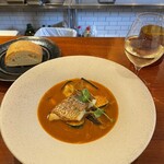 PetitPoisson - メインの一皿、“鯛のブイヤベース”。鯛が嬉しい。ブイヤベースは優しくしかし本格派の味わい。“フォッカチャ”は油ぎらずフワフワで好食感。