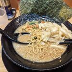 家系ラーメン 頂㐂家 - 刻みショウガ！