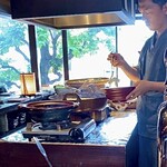 Tadeno Ha - ご主人の小鶴さんが天ぷらを揚げています♪
      いつもはコンロのある場所で炭火焼きをされていますが、季節限定の山菜とお蕎麦のコース時にはこんなレイアウトとなります。