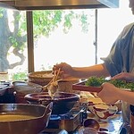 たでの葉 - 月の輪熊と花山椒のしゃぶしゃぶ
      調理中をパシャリ、対面のお客様が隠れるナイスポジションでしたd(^_^o)