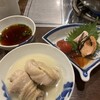 新三浦 - 水炊きの鶏肉（手前）と、鶏の刺身