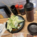 もつ焼き しげ吉 - お通しキャベツ、キムチソース