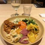 Habesuto - ファーストプレート　野菜類と白ワイン