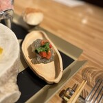 クッチーナ - 生シラスのブルスケッタ　バジルと塩トマトのマリネ