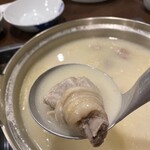 Shim Miura - スープの中にゴロゴロと鶏肉が沈んでいます