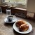 旬の珈琲たく - 料理写真:深煎りのブレンドコーヒー（500円）と自家製バターロール（200円）