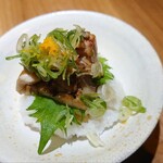 ジャパニーズ ラーメン 五感 - 炭火おにくごはん(500円)。