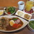 太陽とオリーブ - 料理写真:ハンバーグカレー800円、オレンジジュース100円