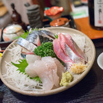 ひと椿 - サービスでてんこ盛りの刺身